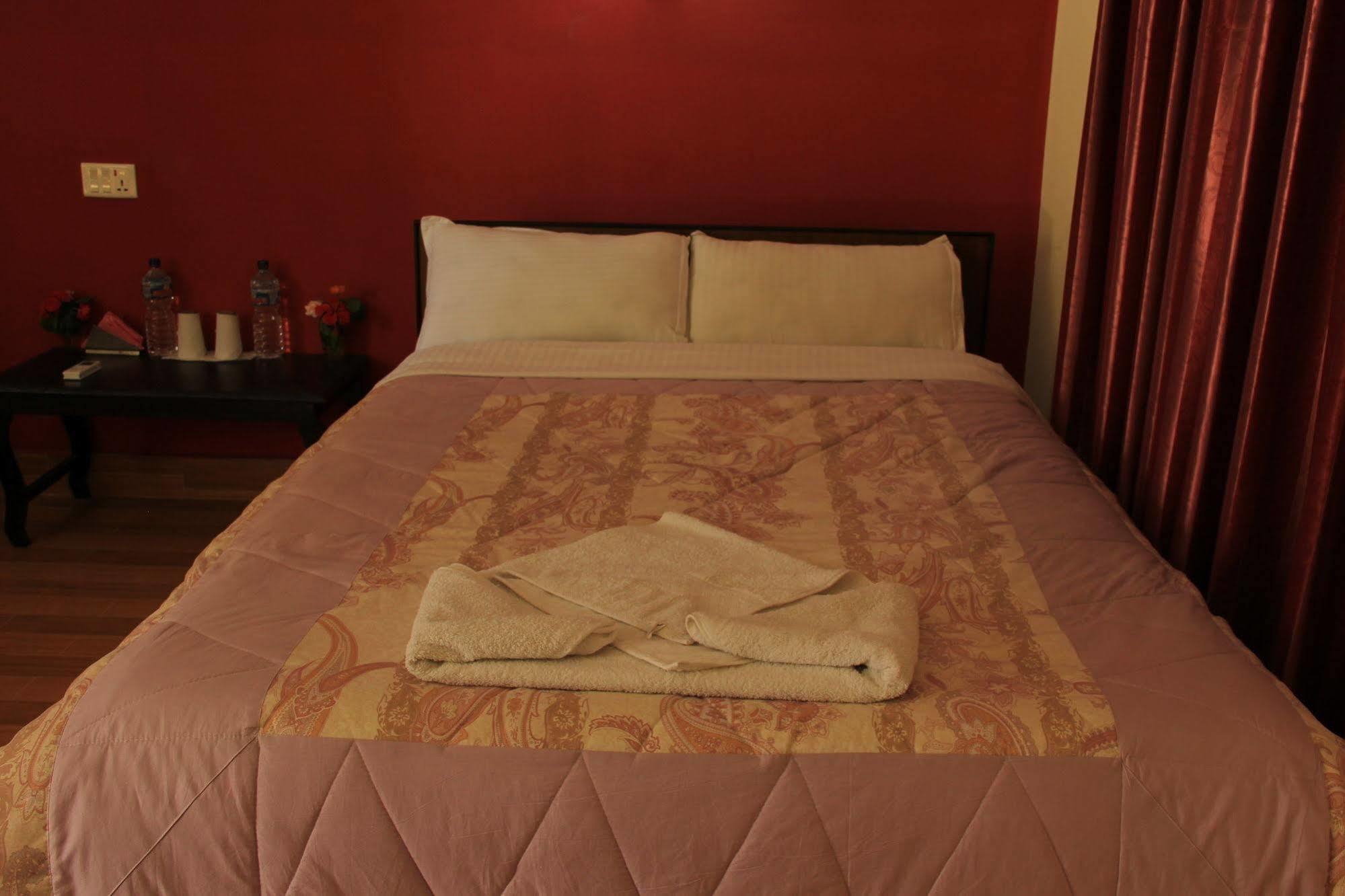 Chitwan Safari Camp & Lodge Саураха Экстерьер фото